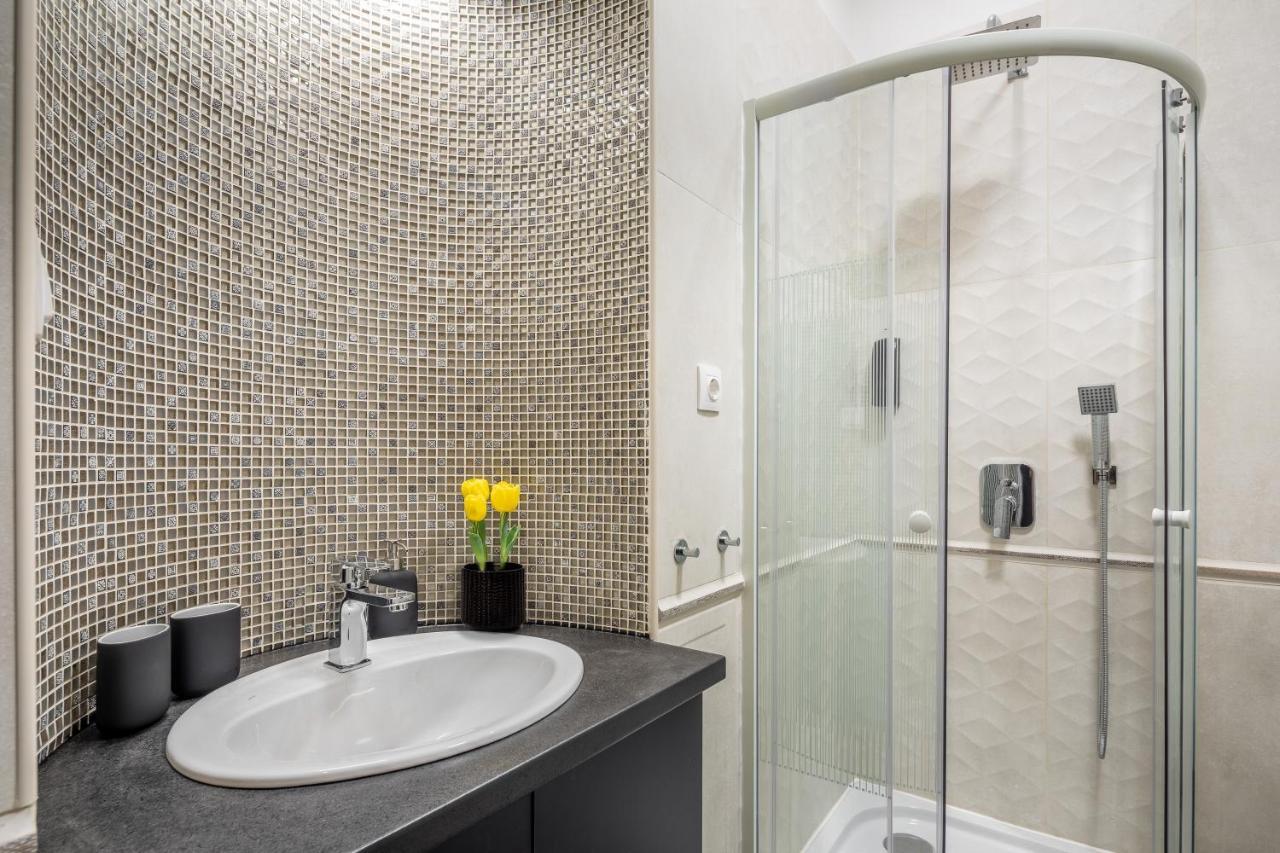 Stunning Apartment In The Hearth Of Budapesta Exterior foto